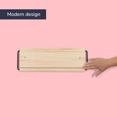 벽에 장착 된 나무 현대 가늘고 작은 신발 보관 솔루션 부엌에서 신발