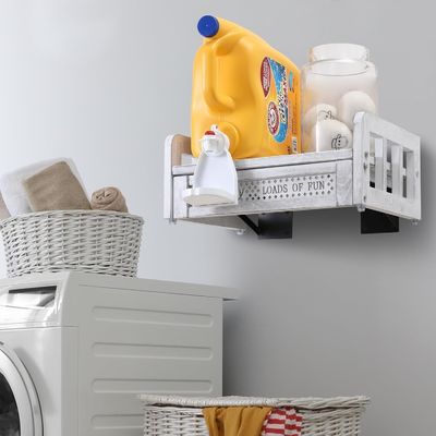 이 벽에 장착 된 목재 세탁기 보관장과 선반으로 세탁실을 변화시켜라