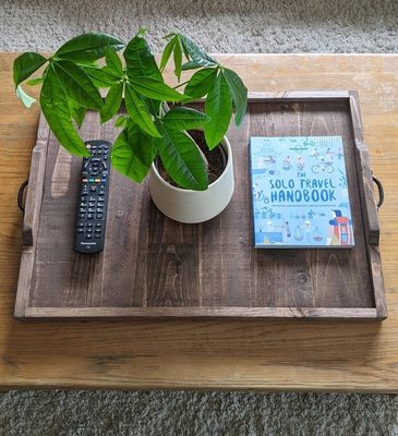 커피 테이블 디스플레이 및 컵 홀더를 위한 맞춤 조각 된 목재 서비스 트레이