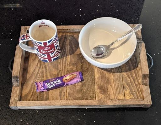 커피 테이블 디스플레이 및 컵 홀더를 위한 맞춤 조각 된 목재 서비스 트레이