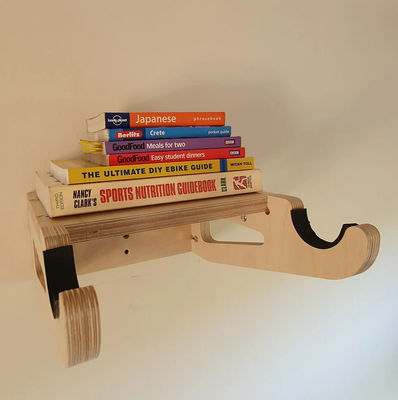 거실 다기능 및 스마트 스토리지 디자인의 선반과 함께 나무 자전거 벽 장착