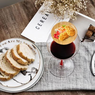 레드 와인 스프래싱을 방지하기 위해 6 개의 나무 와인 글래스 차쿠테리 보드 토퍼 세트