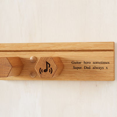 목재 벽에 장착된 기타 디스플레이 스탠드