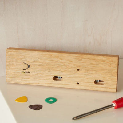 목재 벽에 장착된 기타 디스플레이 스탠드