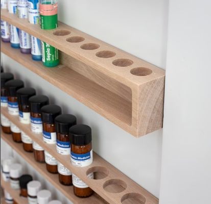 사용자 지정 로고 디자인 다기능 디자인과 함께 벽에 장착 된 고체 버치 캐비닛