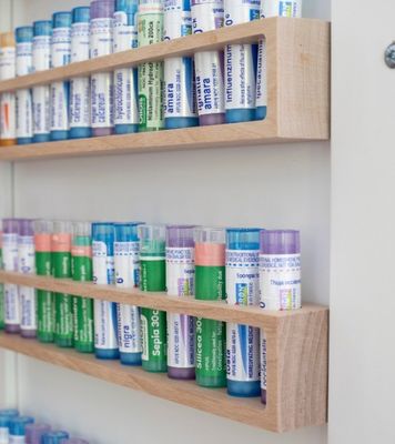 사용자 지정 로고 디자인 다기능 디자인과 함께 벽에 장착 된 고체 버치 캐비닛