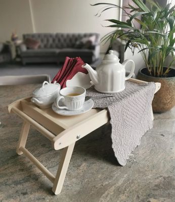 접이식 다리로 침대 트레이에 있는 직사각형 아침식사 공간 절약 및 개인화된 간식을 즐기십시오