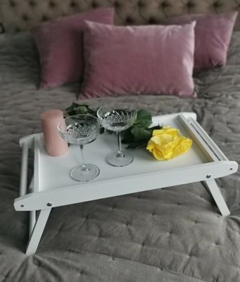 접이식 다리로 침대 트레이에 있는 직사각형 아침식사 공간 절약 및 개인화된 간식을 즐기십시오