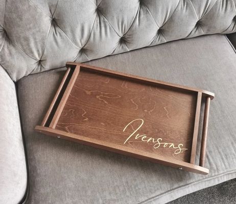 접이식 다리로 침대 트레이에 있는 직사각형 아침식사 공간 절약 및 개인화된 간식을 즐기십시오