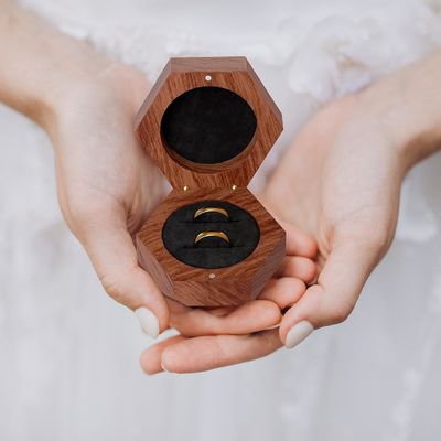 고형 목재 맞춤 2 슬롯 로고와 함께 선물 포장 약혼 반지를 위한 목재 반지 상자