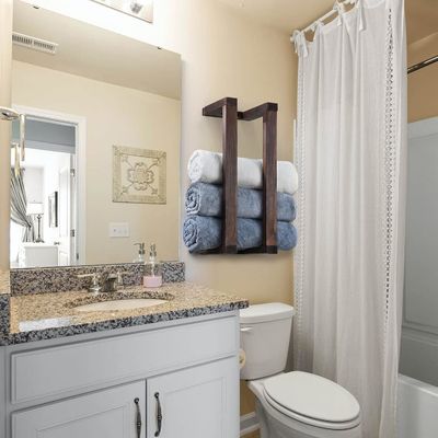 장식 소나무 벽에 장착 된 목재 수건 기기 욕실 롤러 수건 조직기