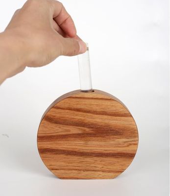 현대 디자인 스타일의 목조 창고 기념일에 꽃을 넣을 수 있습니다.