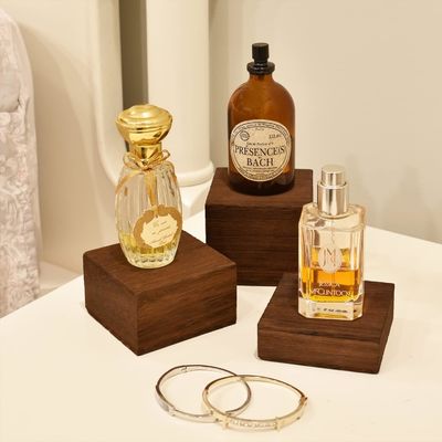 3 각기 다른 높이의 스테인드 목재 디스플레이 라이저 설정 사용자 지정 로고 발크 인쇄 처리