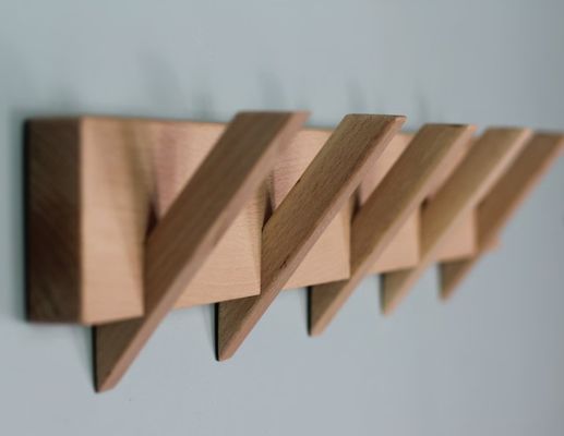 이 나무 벽에 장착 된 코트 랙으로 세련되고 지속 가능한 욕실 조직