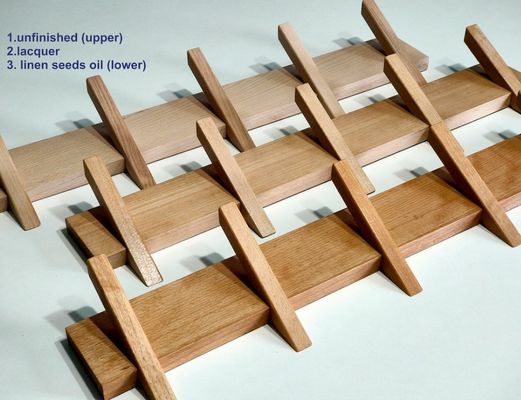 이 나무 벽에 장착 된 코트 랙으로 세련되고 지속 가능한 욕실 조직