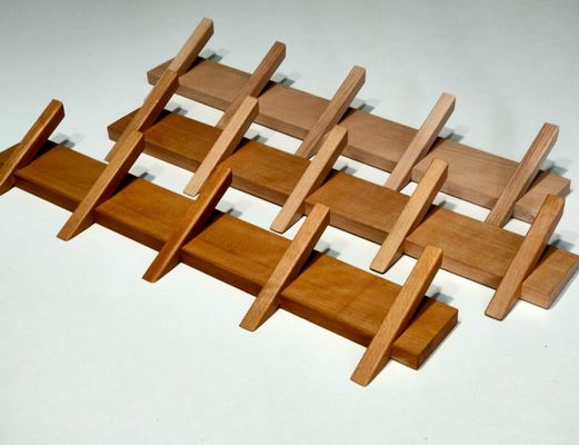 이 나무 벽에 장착 된 코트 랙으로 세련되고 지속 가능한 욕실 조직