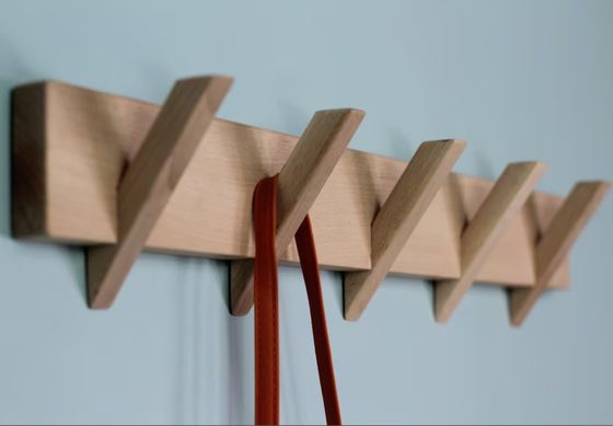 이 나무 벽에 장착 된 코트 랙으로 세련되고 지속 가능한 욕실 조직