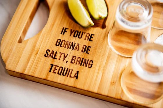 현대적인 스타일리시 대나무 보드 비행 맥주 트레이