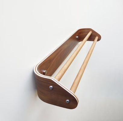 벽에 장착 된 목재 선반과 함께 현대 목재 이중 수건 바