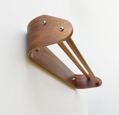 벽에 장착 된 목재 선반과 함께 현대 목재 이중 수건 바