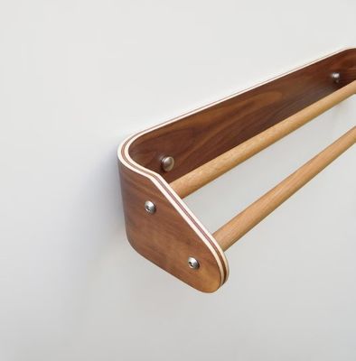 벽에 장착 된 목재 선반과 함께 현대 목재 이중 수건 바