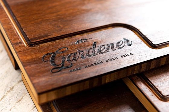 목재 절단 보드 쥬스 틈과 칼을 가지고 모든 계절을 위해 평면 색으로 설정