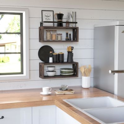 농장 스타일 로스틱 브라운 플로이팅 목재 선반과 경비로 공간을 절약