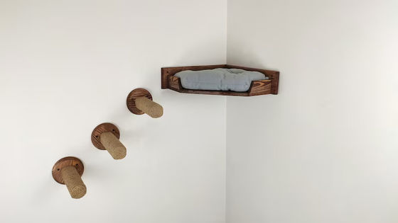 가구 벽에 장착 된 고양이 놀이 집은 천연 목재 색상의 타워 캐터리 침대로