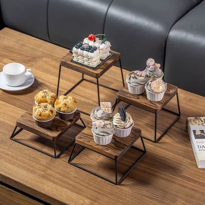 높은 양 소화 된 목재 검은 금속 철사 광장 음식 디스플레이 목재 피자 스테인