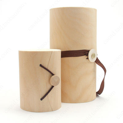 다른 인쇄 처리 장치와 함께 손으로 만든 둥근 부드러운 나무 버치 껍질 선물 상자