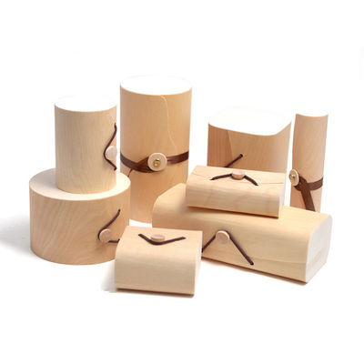 다른 인쇄 처리 장치와 함께 손으로 만든 둥근 부드러운 나무 버치 껍질 선물 상자