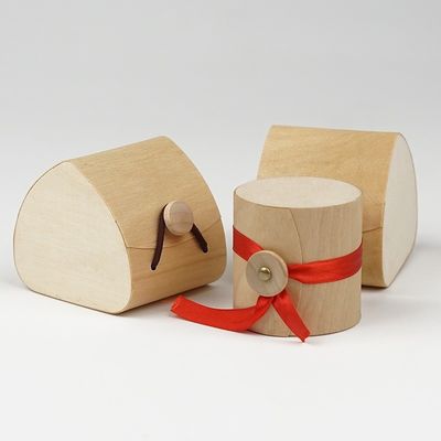 다른 인쇄 처리 장치와 함께 손으로 만든 둥근 부드러운 나무 버치 껍질 선물 상자