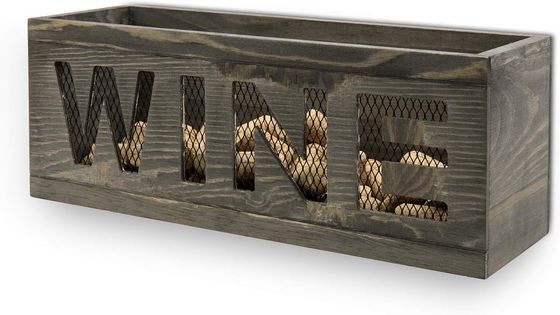 공간 저장 벽에 장착 된 빈티지 회색 날씨 나무 오픈 톱 코크 홀더 금속 와이어 메시가있는 나무 상자