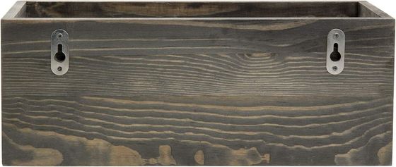 공간 저장 벽에 장착 된 빈티지 회색 날씨 나무 오픈 톱 코크 홀더 금속 와이어 메시가있는 나무 상자