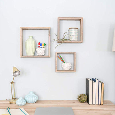 3개의 고전적인 천연 고체 목재 벽에 장착된 부동 선반으로 공간을 정리하세요