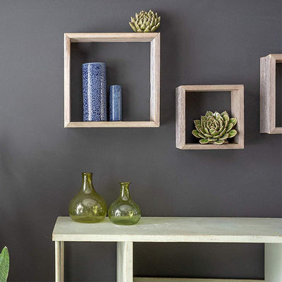 3개의 고전적인 천연 고체 목재 벽에 장착된 부동 선반으로 공간을 정리하세요