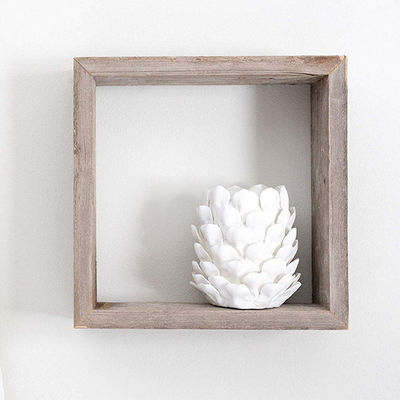 3개의 고전적인 천연 고체 목재 벽에 장착된 부동 선반으로 공간을 정리하세요