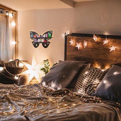 새우 나무 벽에 현대 디자인 저장 컨테이너 나무에서 떠있는 선반