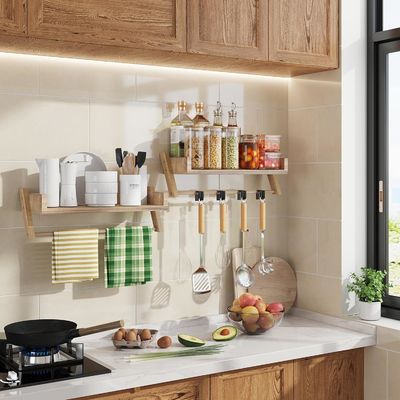 일반 가정 가구 화장실 선반 위 화장실 U 모양의 벽에 매달린 선반