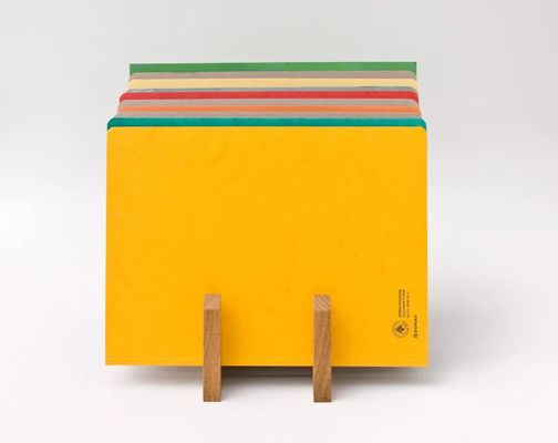 오피스 데스크 조직은 목재 파일 홀더와 인쇄 기능으로 세련되었습니다.