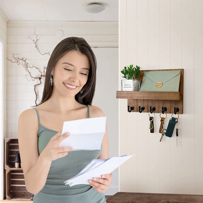 4개의 키?? 과 벽에 장착된 목재 키 홀더 플라팅 셰프