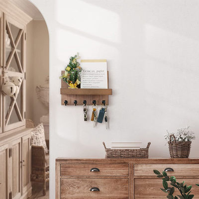 4개의 키?? 과 벽에 장착된 목재 키 홀더 플라팅 셰프