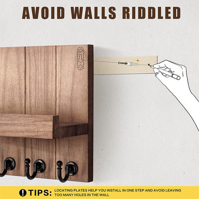 4개의 키?? 과 벽에 장착된 목재 키 홀더 플라팅 셰프