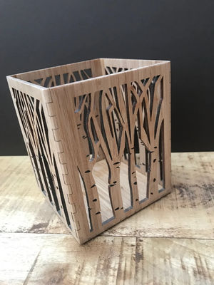 레이저 절단 디자인에서 손으로 만든 차 라이트 홀더를위한 나무 평면 색 촛불 랜턴