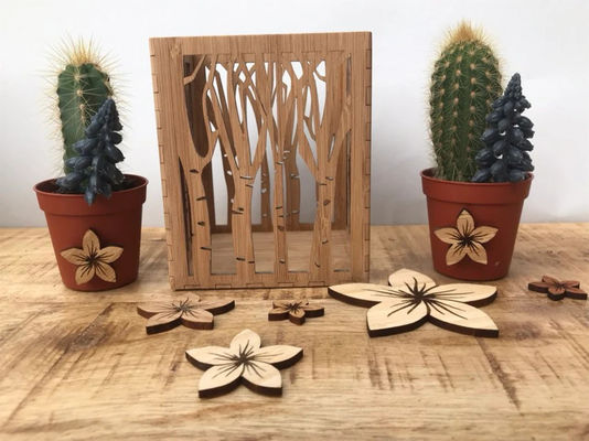 레이저 절단 디자인에서 손으로 만든 차 라이트 홀더를위한 나무 평면 색 촛불 랜턴