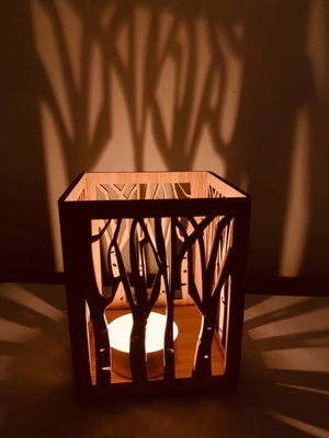 레이저 절단 디자인에서 손으로 만든 차 라이트 홀더를위한 나무 평면 색 촛불 랜턴