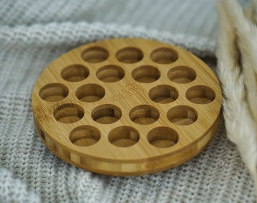 원형의 기름병을 효율적으로 보관하기 위한 기능적인 나무 서식지