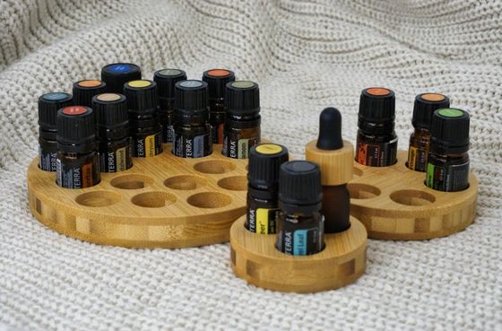 원형의 기름병을 효율적으로 보관하기 위한 기능적인 나무 서식지