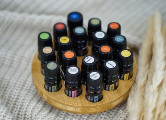 원형의 기름병을 효율적으로 보관하기 위한 기능적인 나무 서식지