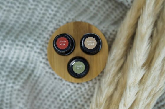 원형의 기름병을 효율적으로 보관하기 위한 기능적인 나무 서식지